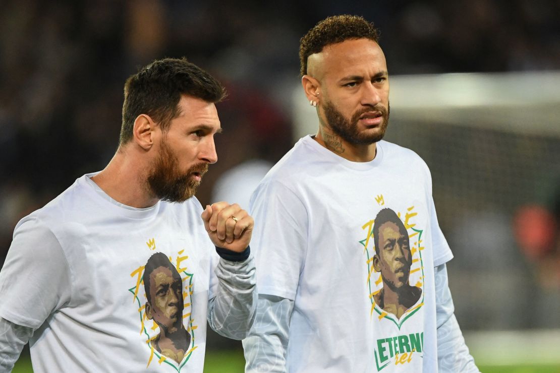 Messi and his teammates wore t-shirts to honor Pelé during the warmup. 