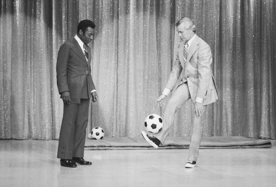 Late-night television host Johnny Carson gets some pointers from Pelé in 1973.