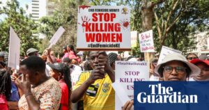 A large number of people protest against the increasing number of murders of women in Kenya.