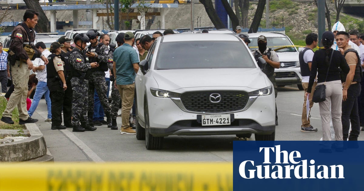 An Ecuadorian prosecutor, who was investigating a gang attack on a television station, was fatally shot.