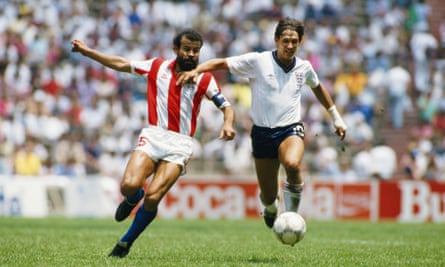 England player Gary Lineker (r) battles for possession with Paraguay captain Rogelio Wilfredo Delgado during the FIFA 1986 World Cup second round match between England and Paraguay at Azteca Stadium on June 18, 1986 in Mexico