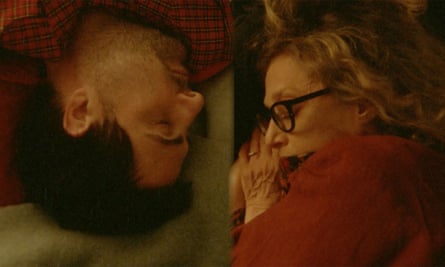 Jason Schwartzman and Carol Kane lying next to face to face. 