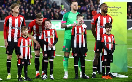 Ivan Toney ines up as Brentford captain with other players and with mascots