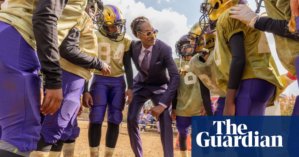 The Underdoggs critique - Snoop Dogg becomes a coach for a children's team in a heartwarming sports comedy.