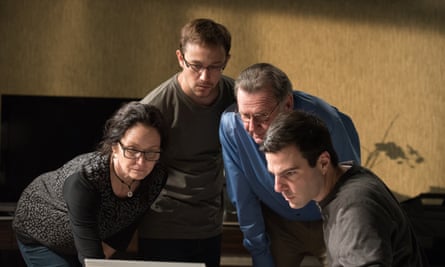 Melissa Leo as Laura Poitras, Joseph Gordon-Levitt as Edward Snowden, Wilkinson as MacAskill and Zachary Quinto as Glenn Greenwald in Snowden.