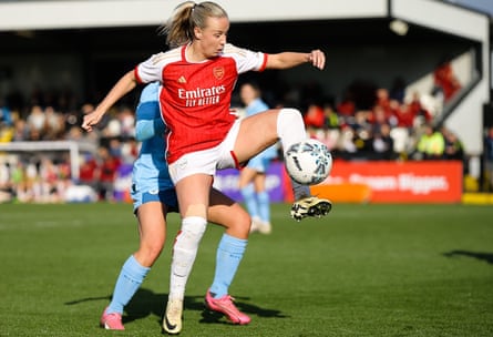 Beth Mead is making progress in her recovery from an ACL injury and is feeling positive about her return to the pitch.