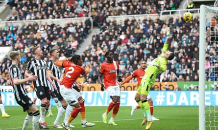 Harvey Barnes saves Newcastle in an exciting 8-goal match against Luton.