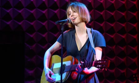 Maya Hawke singing in New York in 2020.