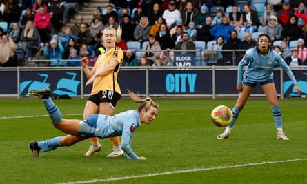 In the latest WSL matches, Manchester United defeated Brighton while Liverpool managed to secure a draw against Tottenham.