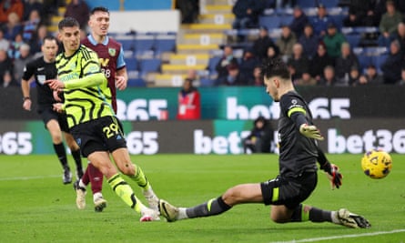 Saka and Ødegaard dominate as Arsenal scores 5 goals in a crushing win against Burnley, extending their impressive goal streak.