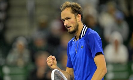 Carlos Alcaraz will once again play against Daniil Medvedev in a rematch of the Indian Wells final, following an impressive comeback in the semifinals.