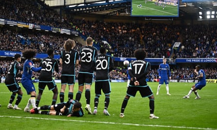 The result of a chaotic match saw 10-man Leicester fall to a late double by Chelsea, securing a spot in the FA Cup semifinals for the latter team.