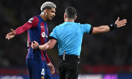 Ronald Araújo argues his case after the referee Istvan Kovacs showed him a red card