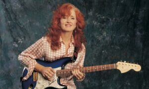 Nile Rodgers, Bonnie Raitt and John Squire on the Fender Stratocaster