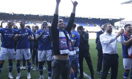 Kieran McKenna and the players celebrate after winning promotion to the Championship