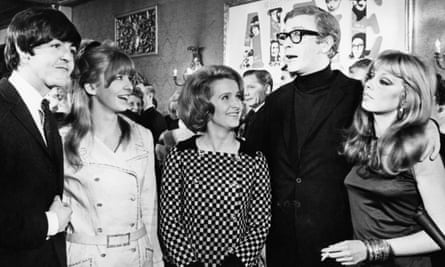 Paul McCartney, Jane Asher, Millicent Martin, Michael Caine and Élizabeth Ercy at the premiere of Alfie in London, 1966