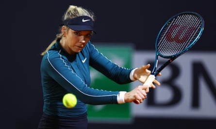 Katie Boulter hits a backhand at the Italian Open