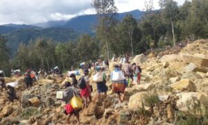 Papua New Guinea landslide: rescue convoy heads to remote village as scores feared buried