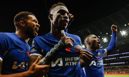 Nicolas Jackson celebrates alongside Reece James and Moisés Caicedo during the Premier League match between Tottenham and Chelsea at the Tottenham Hotspur Stadium