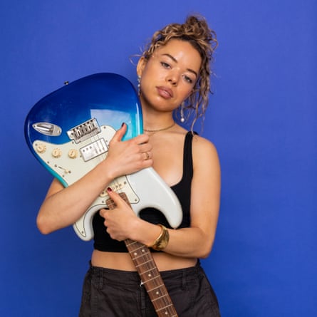 Nilüfer Yanya with her guitar.