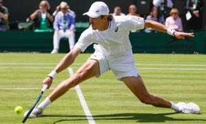 ‘Lucky’ Alex de Minaur wins armchair ride into Wimbledon final-16