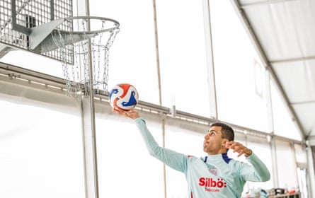 Rodri relaxing by playing basketball.