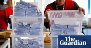 Starmer urges minister to meet Royal Mail over postal vote delay fears