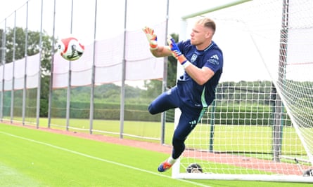 Aaron Ramsdale in training