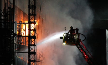 London fire: hundreds of firefighters attend Dagenham blaze at block of flats