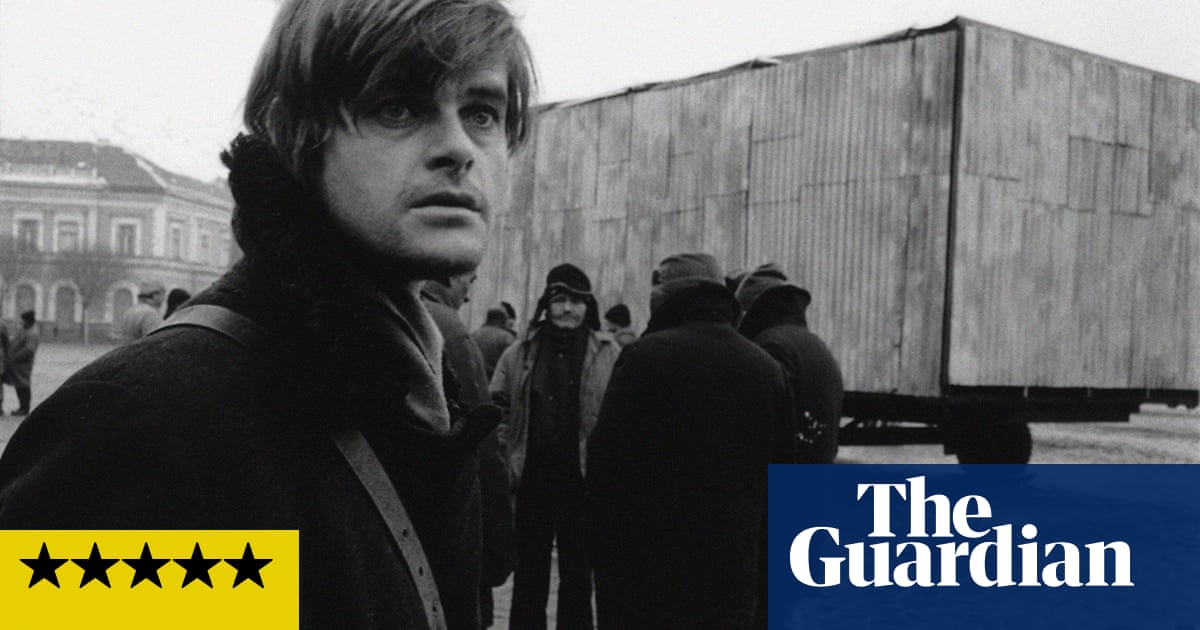 Werckmeister Harmonies review – Béla Tarr’s brooding masterpiece of a town sleepwalking into tyranny