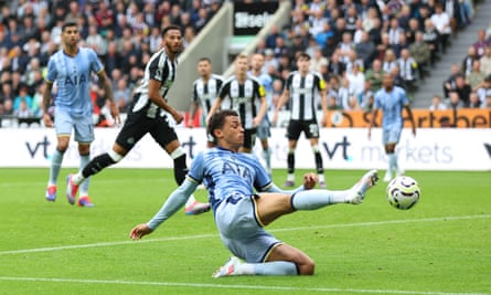 Alexander Isak gives Newcastle liftoff as Tottenham fall to first defeat of season