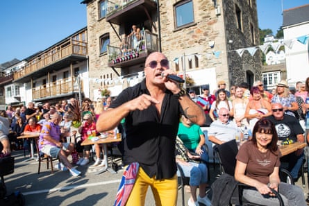 Marley White performing al fresco at Looe Weekender.