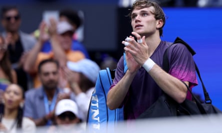 Jack Draper acknowledges the crowd s he leaves the court.