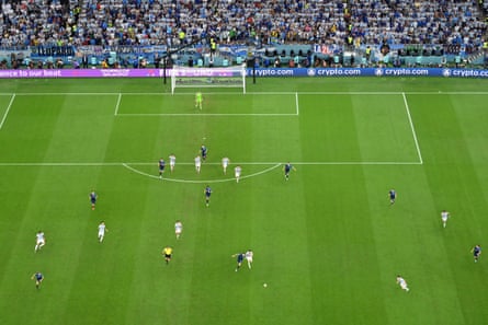 Argentina break out of defence during their 2022 World Cup semi-final against Croatia.