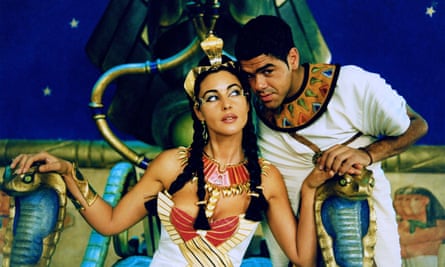 Jamel Debbouze and Monica Bellucci in Asterix & Obelix: Mission Cleopatra.