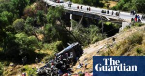 Crash between cargo truck and bus in Mexico kills 19 and injures six