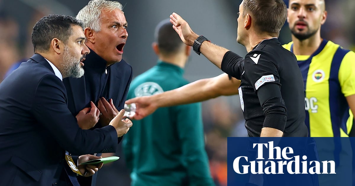 José Mourinho aims sarcastic barbs at ref after red card against Manchester United