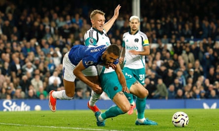 Pickford’s penalty save for Everton ruins Gordon’s return with Newcastle