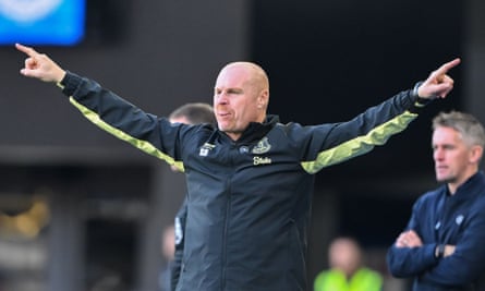 Sean Dyche of Everton on the touchline against Ipswich