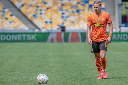 Mudryk Mykhailo lines up to take a free-kick during the Ukrainian Premier League match between Shakhtar Donetsk and Metalist 1925