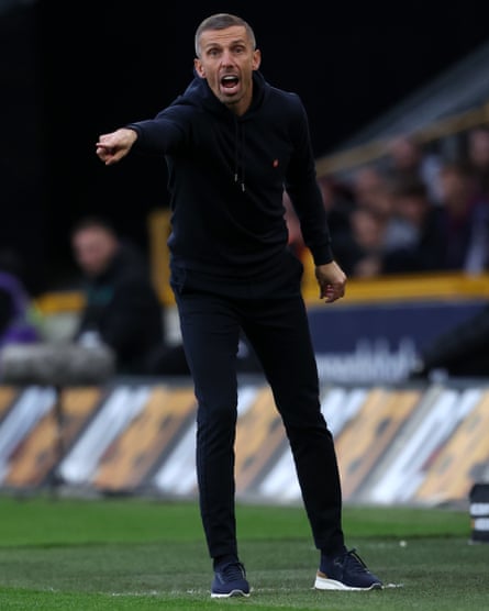 Gary O’Neil points to his players during Premier League match between Wolves and Liverpool