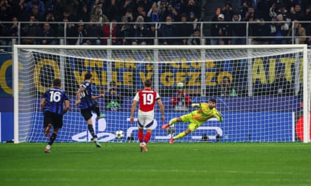 Calhanoglu’s controversial spot-kick earns Inter victory against Arsenal