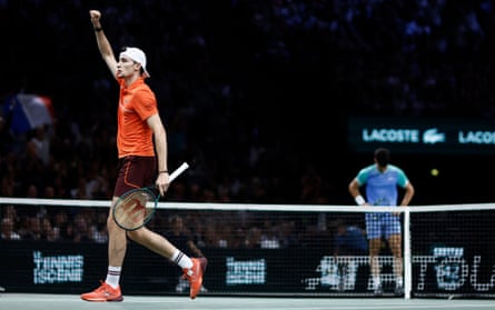 Ugo Humbert punches the air after winning a game during his victory over Carlos Alcaraz.