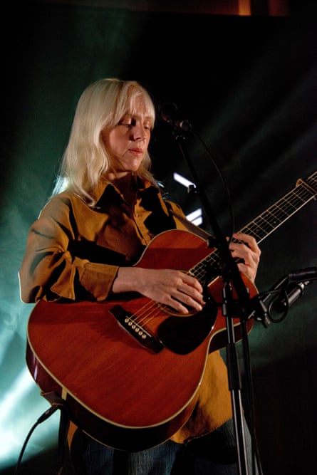 Laura Marling review – a sumptuous performance, with strings attached