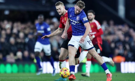 Liam Delap of Ipswich Town and Matthijs de Ligt of Manchester United tussle during their 1-1 draw