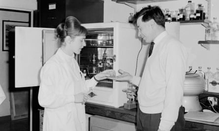 Jean Purdy and Bob Edwards in their research laboratory in Cambridge in 1968.