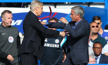 Arsene Wenger approaches José Mourinho and pushes him, resulting in a scuffle