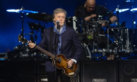 Paul McCartney reunites with Ringo Starr at London concert