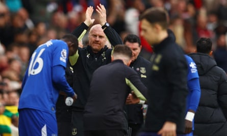 Sean Dyche applauds Everton fans