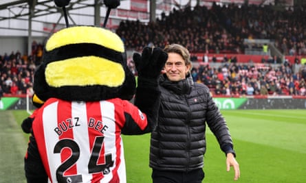 Thomas Frank greets the Brentford mascot, Buzz Bee.